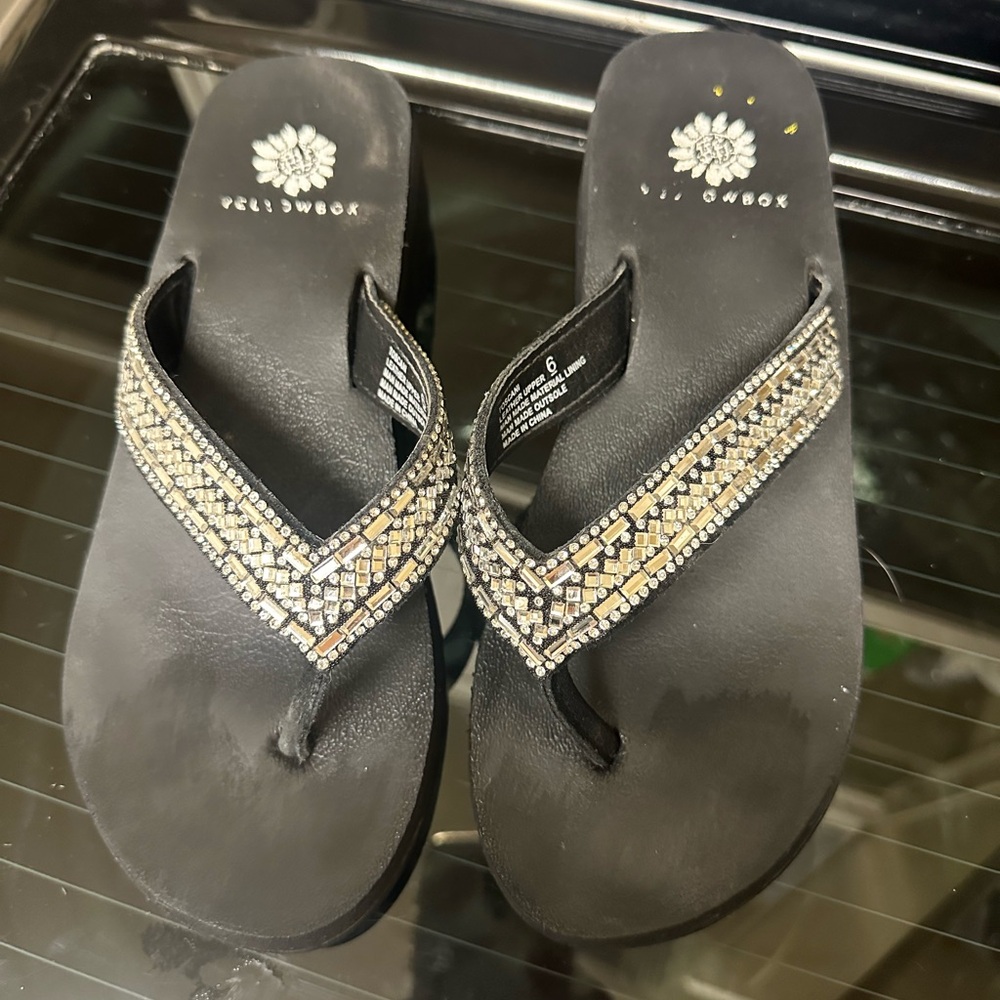 Yellow Box Jovina Black Beaded bling Women's Sandals size 6. Flip flops